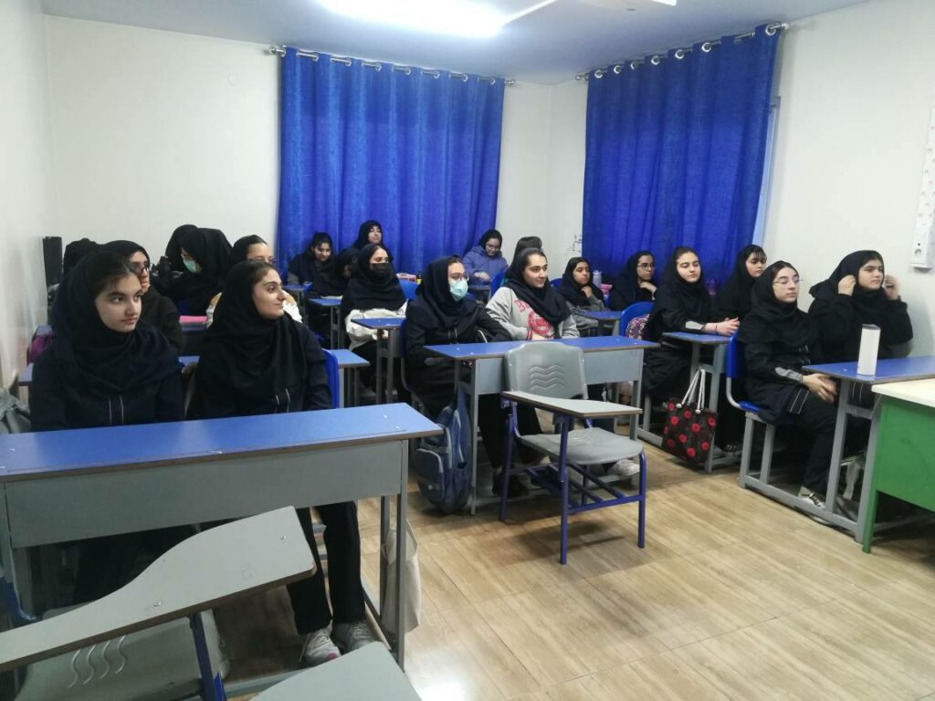آشنایی دانشآموزان با رشته حقوق ۴
